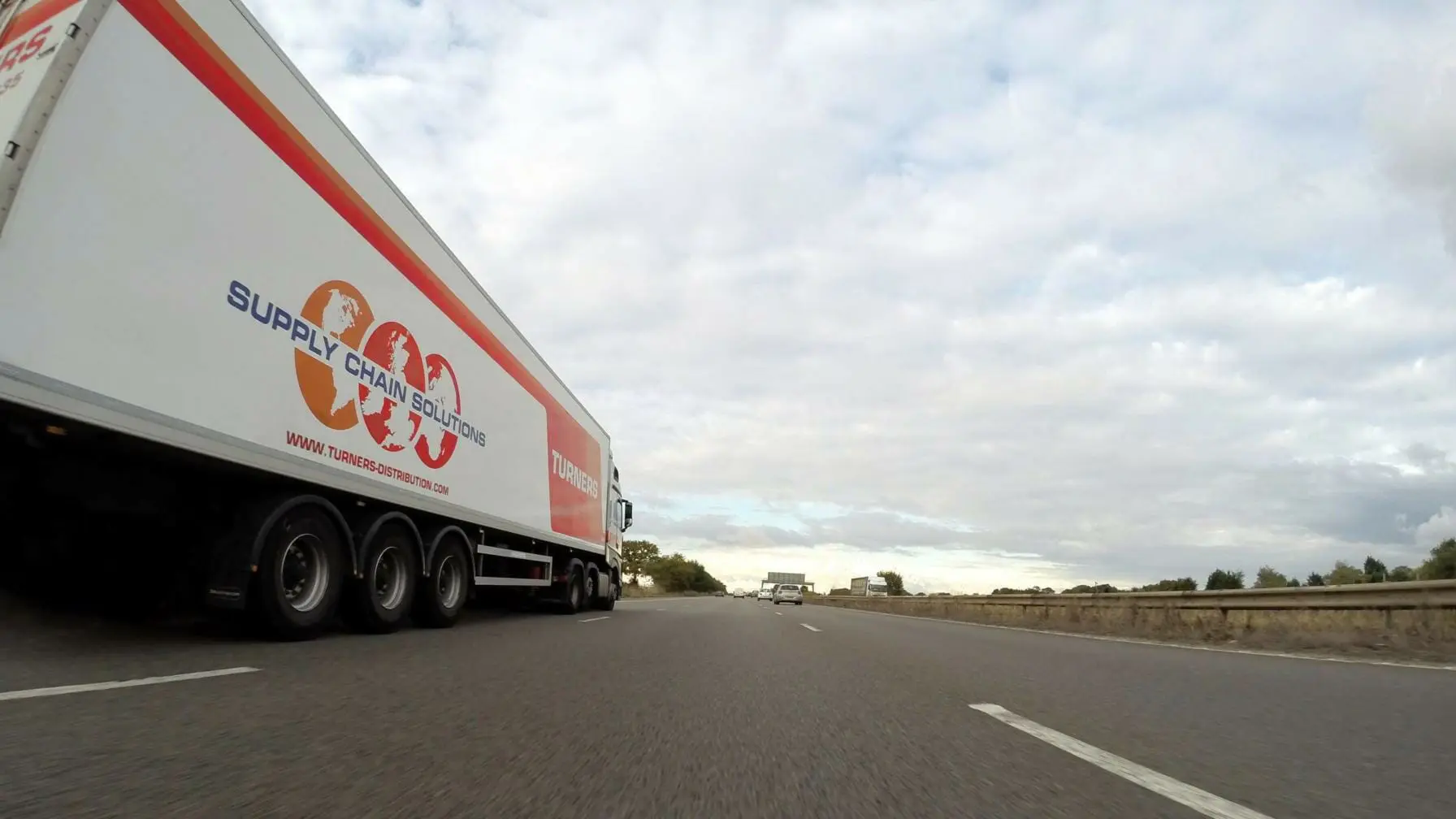 Blog 10 Side shot of Supply Chain Solutions 18-wheeler truck