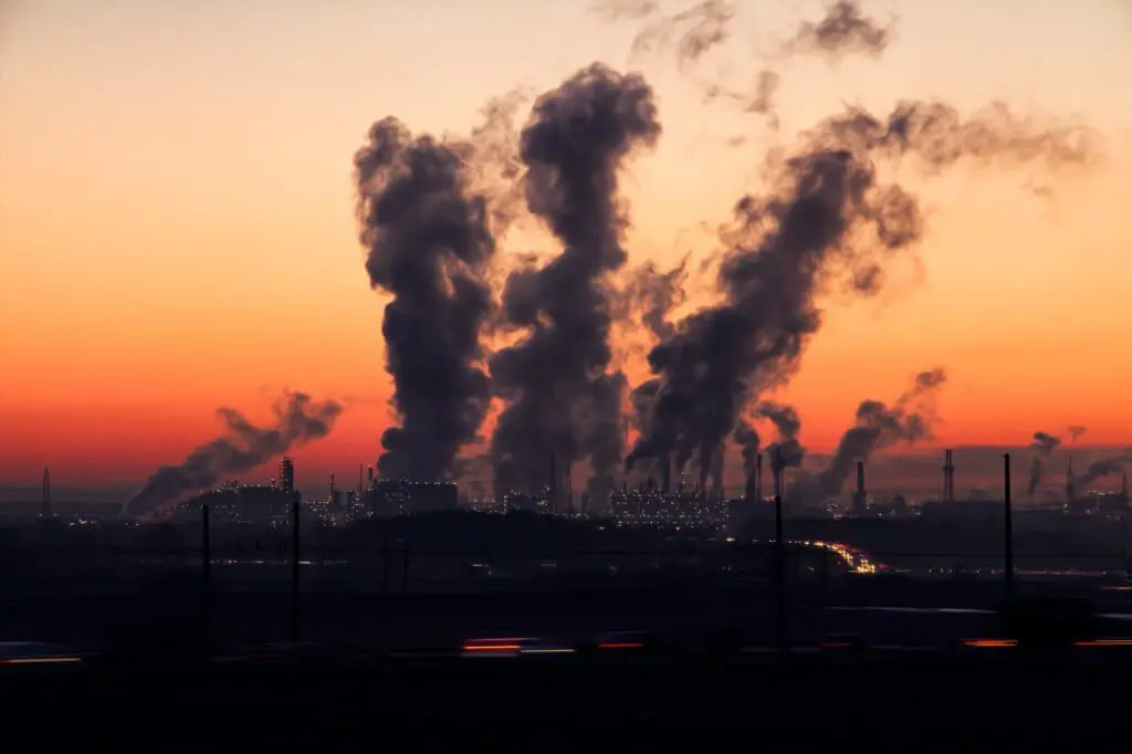 Abogados de accidentes en refinerías 1 Smoke and steam coming from industrial facilities