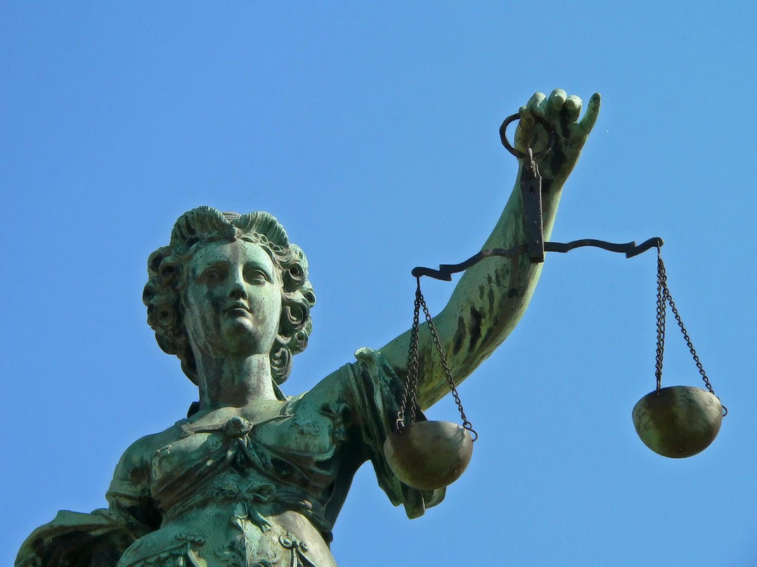 What Is My Personal Injury Case Worth? 1 Themis statue holding scales